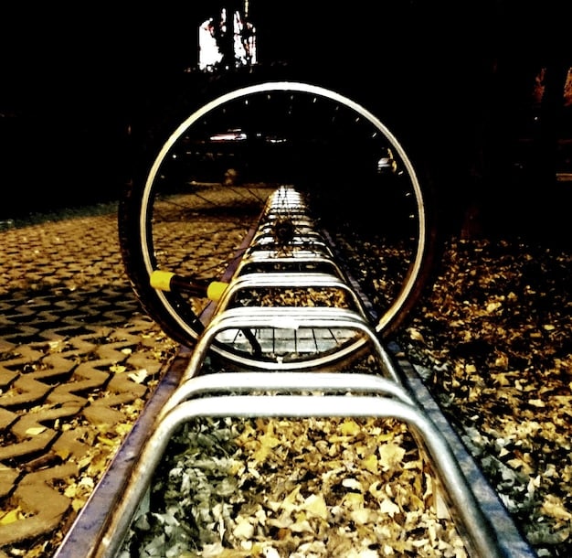 A visually striking image of a key location in Honkai Star Rail, such as the Belobog city or the Xianzhou Luofu, showcasing the detailed environment design and unique atmosphere of the game. The image should highlight the architectural style, color palette, and visual effects that contribute to the immersion of the game world.