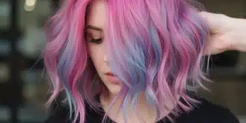 Cabelos Coloridos 2025: 4 Tendências Ousadas e Manutenção Mulher com cabelos coloridos em tons pastel vibrantes, exibindo mechas de rosa, azul e roxo, com um estilo moderno e ousado.