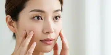 Mulher jovem realizando exercícios faciais para tonificar a pele do rosto.