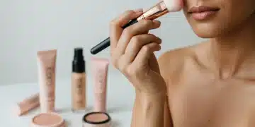 Mulher aplicando maquiagem sustentável com embalagens ecológicas e ingredientes naturais