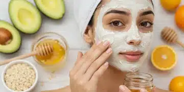 Mulher aplicando máscara facial caseira com ingredientes naturais para beleza e bem-estar.