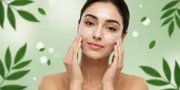 Mulher com pele radiante aplicando esfoliante facial suavemente, com foco em uma rotina de skincare moderna e eficaz para 2025.