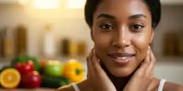 Mulher com pele radiante e ingredientes frescos da cozinha ao fundo, simbolizando beleza natural e autocuidado.