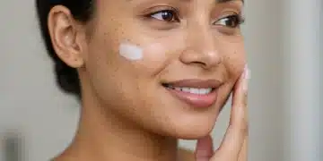 Mulher com pele radiante e uniforme, sem manchas, demonstrando o sucesso de uma rotina de skincare eficaz.