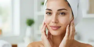 Mulher com pele radiante e serena, após uma rotina de skincare noturna eficaz.