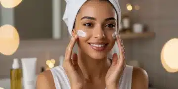 Mulher aplicando creme noturno, ilustrando a rotina de skincare noturna eficaz para pele brasileira.