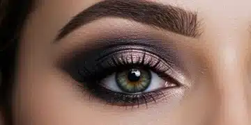 Olho com maquiagem esfumada perfeita, destacando a transição de cores e cílios volumosos.