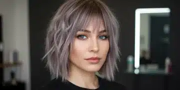 Tendências de Cabelo 2025: Cortes e Cores que Vão Dominar os Salões Mulher com corte de cabelo moderno e cor em destaque, representando as tendências de 2025 nos salões.