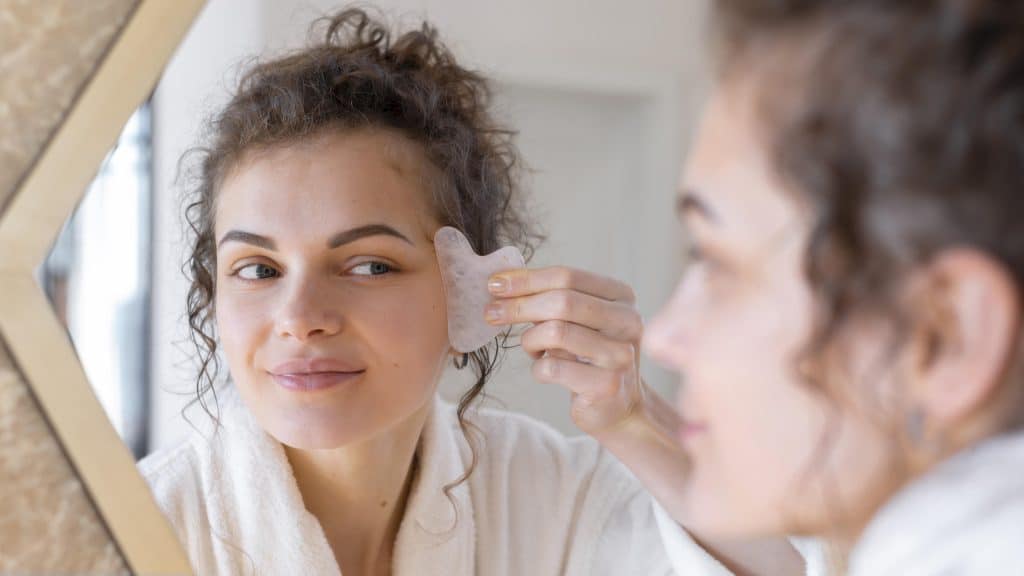 Expert Insights: Customizing Skincare for Oily Skin to Reduce Shine by 25% in 4 Weeks